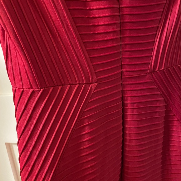 MIDI lace top London times dress with lovely lines dress amazing rich red color - Picture 4 of 7